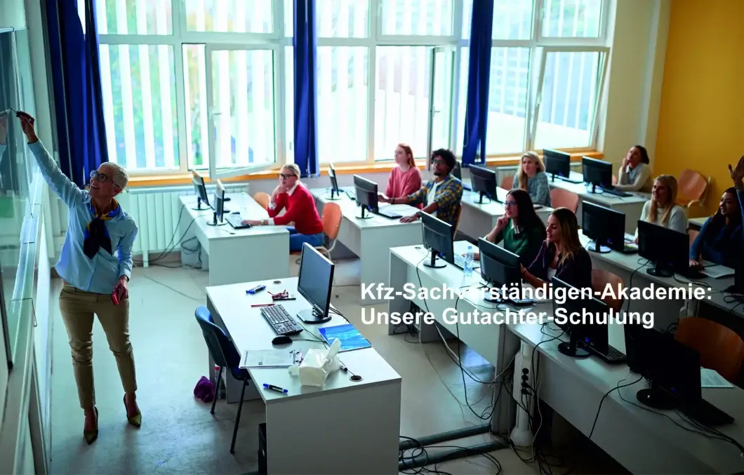 Dozentin schreibt etwas an die Tafel